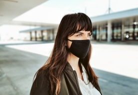 vrouw draagt zwart mondmasker