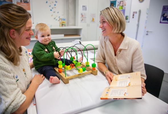 mama op consultatie bij Kind en Gezin