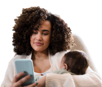 Mama kijkt op smartphone en houdt haar baby vast