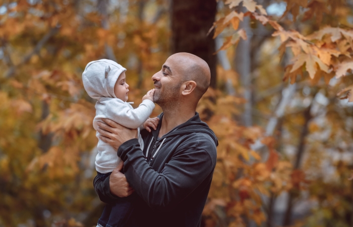 Papa met baby in het bos