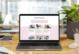 nieuwe website opgroeien.be wordt getoond op een laptop op een bureau