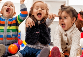 drie vrolijke kleuters op een rij
