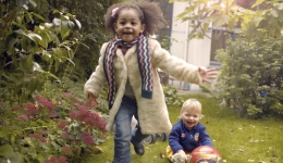 Jonge kinderen spelen in de tuin